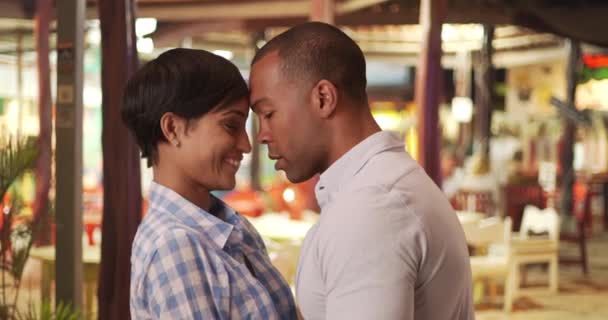 Casal Negro Namoriscar Com Outro Fora Restaurante Homem Mulher Afro — Vídeo de Stock