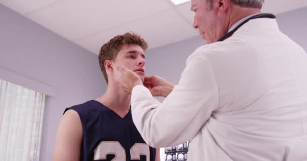 Médico Mediana Edad Comprobando Lesión Cuello Deportivo Del Jugador Baloncesto — Vídeo de stock