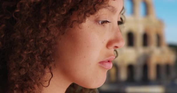 Millennial Black Female Looking Sad Der Nähe Des Kolosseums Nahaufnahme — Stockvideo