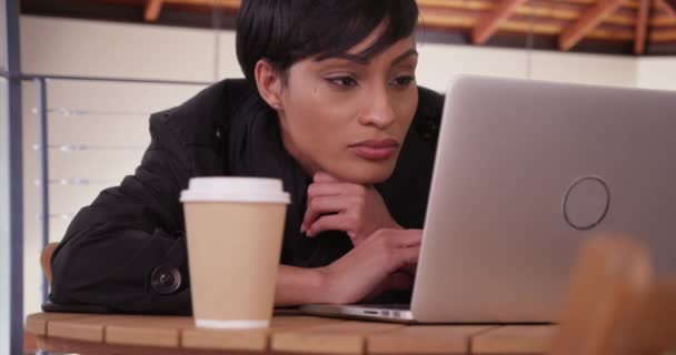 Черный Профессионал Использующий Ноутбук Современном Кафе Закрыть Счастливую Улыбчивую Афроамериканку — стоковое видео