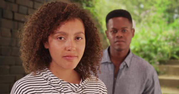 Молодий Чорний Чоловік Жінка Позують Фотографії Біля Цегляної Стіни Афроамериканська — стокове відео