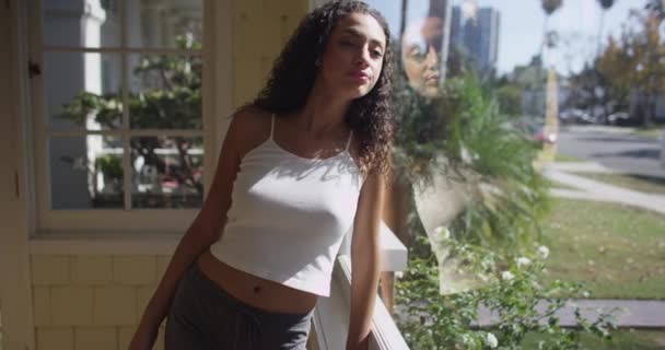 Çekici Genç Latin Bir Kadın Bekliyor Bir Cam Pencereye Yaslanmış — Stok video