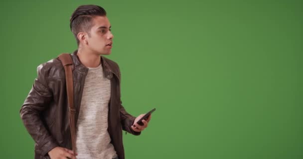 Millennial Latino Man Appelant Pour Service Taxi Covoiturage Sur Écran — Video