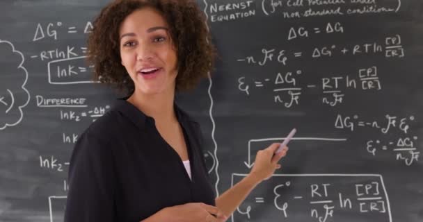 快乐的黑人女人在黑板上教数学方程 非洲裔美国教师在课堂上谈论数学的肖像 — 图库视频影像
