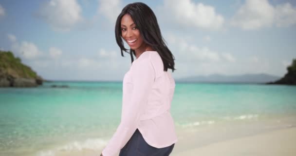 美丽的非洲裔美国女人穿着牛仔裤在白色沙滩度假 快乐的黑人女人微笑着看着圣约翰的大海 20多岁的游客 — 图库视频影像