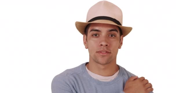 Glad Tusenårig Latino Blandras Man Står Vit Bakgrund Med Hatt — Stockvideo