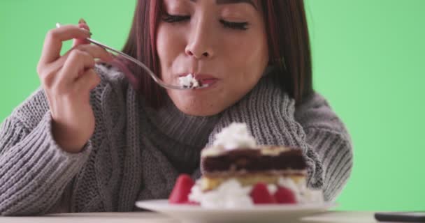 Joyeux Asiatique Femme Manger Gâteau Sur Écran Vert Sur Écran — Video