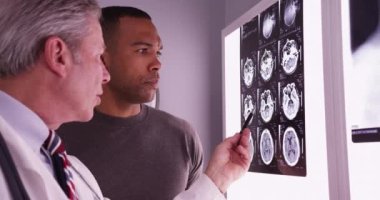 Orta yaşlı tıbbi Doktor Röntgen Afrika hastanın gözden geçirme