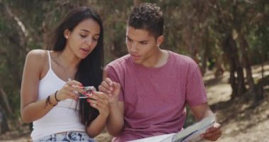 İspanyol çift harita ve pusula kullanmaya çalışıyor.