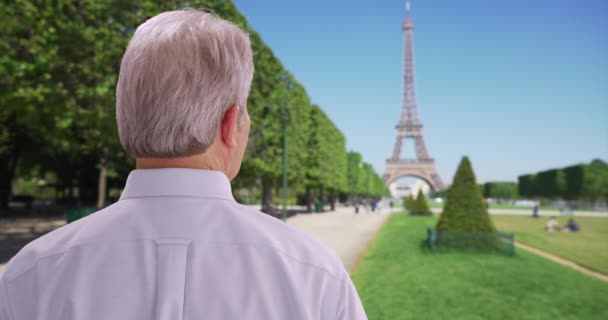 Più Vecchio Signore Bianco Parigi Vicino Alla Torre Eiffel Guarda — Video Stock