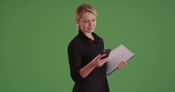 Glückliche Geschäftsfrau Sms Auf Grünem Bildschirm Auf Einem Grünen Bildschirm — Stockvideo