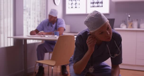Deux Médecins Travaillant Longues Heures Dans Bureau — Video