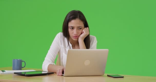 Latina Woman Sad She Uses Her Laptop Green Screen Green — Stock Video