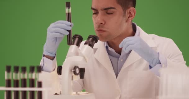 Tisíciletý Hispánský Vědec Dívá Mikroskopem Zelenou Obrazovku Zelené Obrazovce Která — Stock video