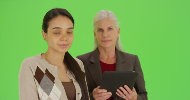 Twee Zakenvrouwen Poseren Voor Een Portret Groen Scherm Groen Scherm — Stockvideo