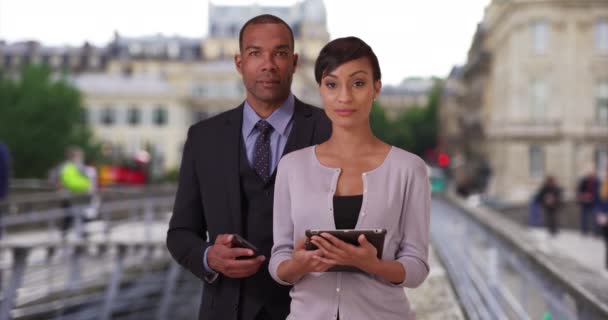 Hombres Mujeres Negros Profesionales París Mirando Con Orgullo Cámara Dos — Vídeos de Stock