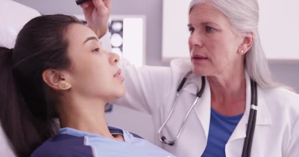 Retrato Jugador Fútbol Atractivo Consultando Médico Con Lesiones Deportivas — Vídeos de Stock