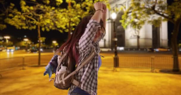 Japońska Kobieta Szczęśliwa Podekscytowana Widokiem Łuku Triumfalnego Azjatyckie Plecaki Europie — Wideo stockowe