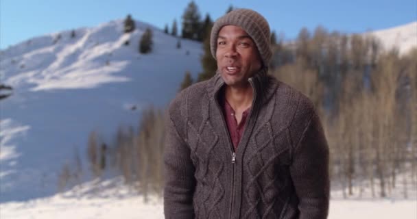 Soğuk Tundrada Titreyen Afrikalı Bir Amerikalı Siyah Bir Adam Karda — Stok video