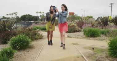 En iyi arkadaşlar birlikte gülüp zıplıyorlar.