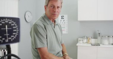 Üst düzey hasta kameraya bakıyor