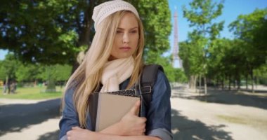 Paris 'teki güzel beyaz öğrenci Eyfel Kulesi' nin yakınındaki yerel bir parka bakıyor. Sarışın beyaz kadın Paris, Fransa 'da kendi kendine düşünüyor. 4k