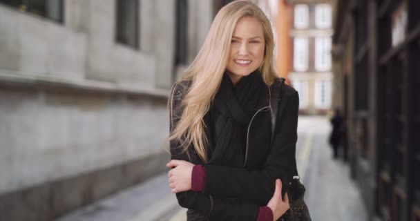 Pretty Young White Woman Laughs Delight While Standing Urban Alleyway — Stock Video