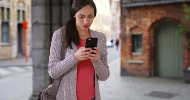 Atractiva Mujer Hispana Pierde Utiliza Teléfono Celular Para Obtener Direcciones — Vídeos de Stock