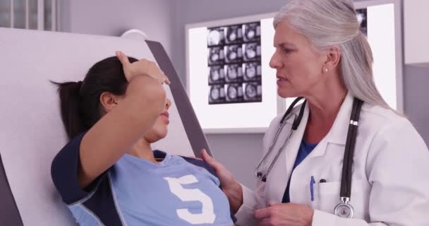 Collège Joueur Soccer Avec Médecin Principal Revoir Blessure Commotion Cérébrale — Video