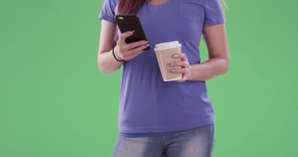 Mulher Asiática Usando Smartphone Tela Verde Tela Verde Para Ser — Vídeo de Stock