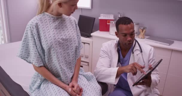 Médecin Noir Parlant Patient Avec Comprimé — Video