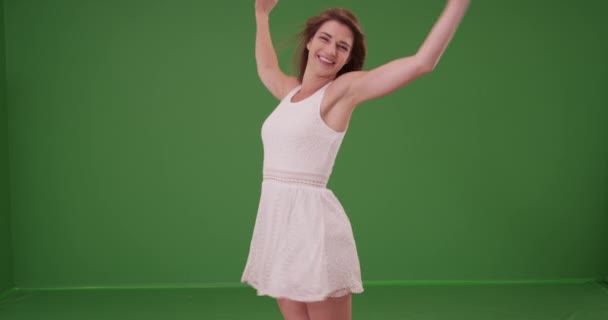 Młoda Biała Dziewczyna Tańczy Pozuje Białej Sukience Patrząc Kamerę Zielonym — Wideo stockowe