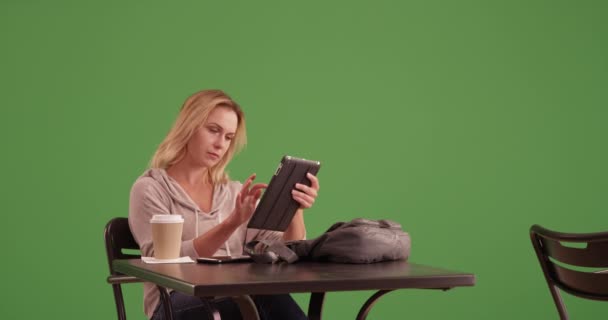 Mujer Feliz Sentada Afuera Pantalla Verde Pantalla Verde Para Teclear — Vídeo de stock