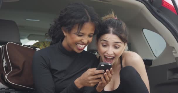 Best Friends Using Smartphone Laughing — Stock Video