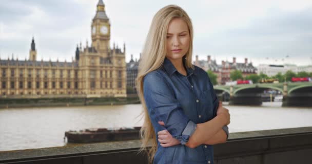 Mujer Rubia Joven Segura Misma Está Cerca Del Big Ben — Vídeo de stock