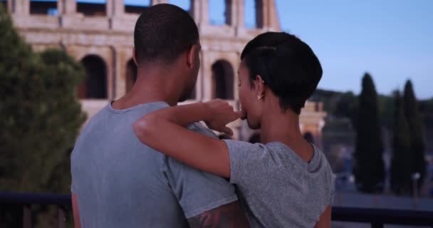 Чёрный Парень Девушка Вместе Осматривают Достопримечательности Время Отпуска Риме Италия — стоковое видео