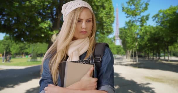 Ziemlich Weißer Student Paris Schaut Sich Einem Park Der Nähe — Stockvideo