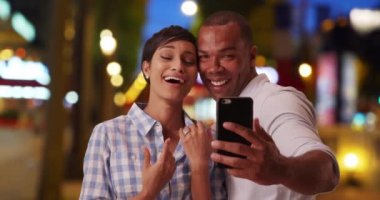 Mutlu Afro-Amerikalı çiftler, yakın zamanda nişanlandıklarını anlatacak biriyle yüz yüze görüşün. Siyahi bir kadın, telefonundaki görüntülü konuşma sırasında erkek arkadaşının teklifini kabul ettikten sonra sevinçten havalara uçuyor. 4k