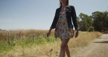 Kafkasyalı beyaz kız, ıssız bir yolda geziniyor.