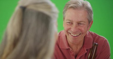 Üst düzey beyaz adam sosyal ve bir arkadaşı ile içme olmak