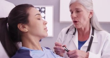 Genç İspanyol futbolcu fiziksel terapist tarafından muayene ediliyor.