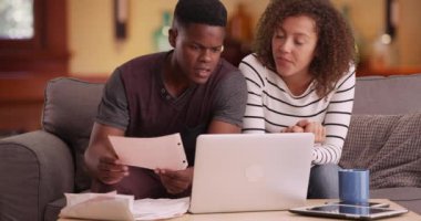 Afrikalı Amerikalı çift faturalarını laptoplarıyla ödüyor. Siyahi erkek ve kadın vergilerini internetten bilgisayar kullanarak yapıyor. 4k.