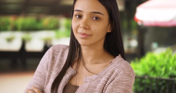 Una Joven Sonriendo Parque Público Una Joven Posando Felizmente Para — Vídeos de Stock