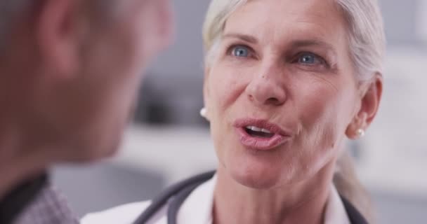 Läkare Pratar Med Manlig Patient — Stockvideo