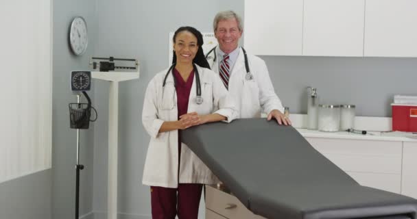 Zwei Ärzte Lächeln Die Kamera — Stockvideo