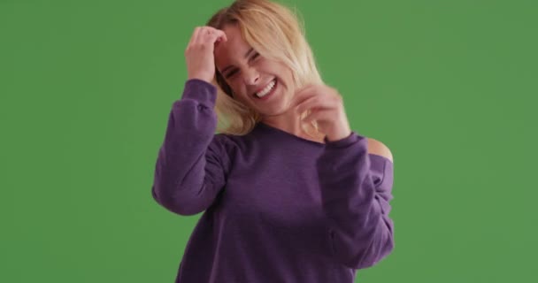 Mujer Sexy Sonriendo Cámara Pantalla Verde Pantalla Verde Para Teclear — Vídeo de stock