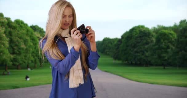 Genç Bayan Sarışın Halka Açık Bir Parkta Fotoğraf Çekiyor Beyaz — Stok video