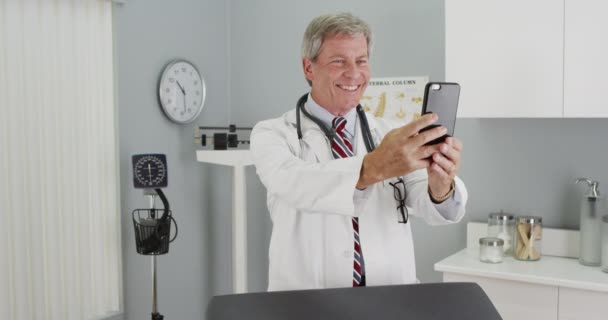 Médico Senior Usando Smartphone Para Tomarse Una Selfie — Vídeos de Stock