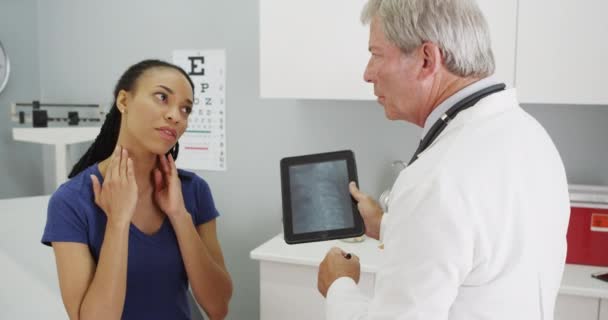 X線について黒人女性と話す上級医師 — ストック動画