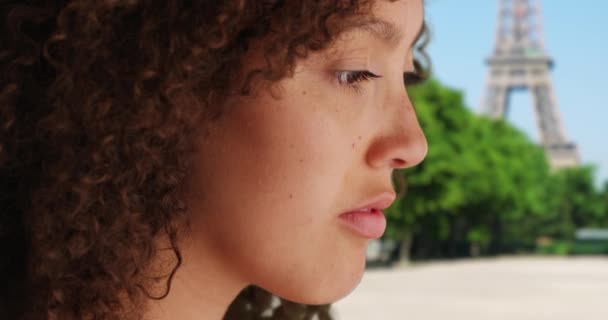 Mujer Negra Milenaria Mirando Con Corazón Roto Cerca Torre Eiffel — Vídeo de stock